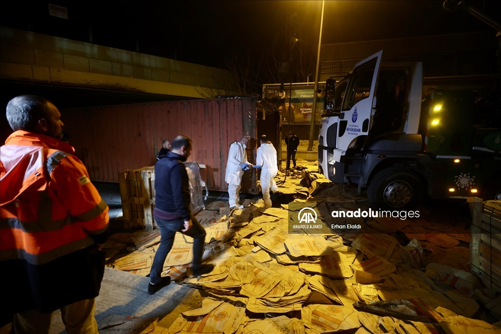 Bakırköy'de üzerine tır devrilen otomobildeki 4 kişi yaşamını yitirdi