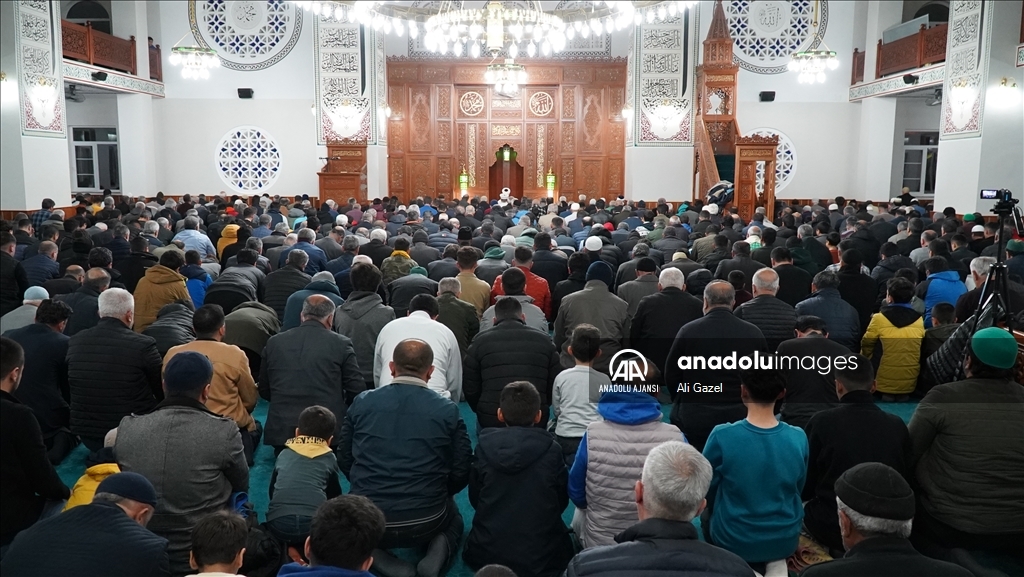 Adıyaman'da vatandaşlar ilk teravihte camileri doldurdu