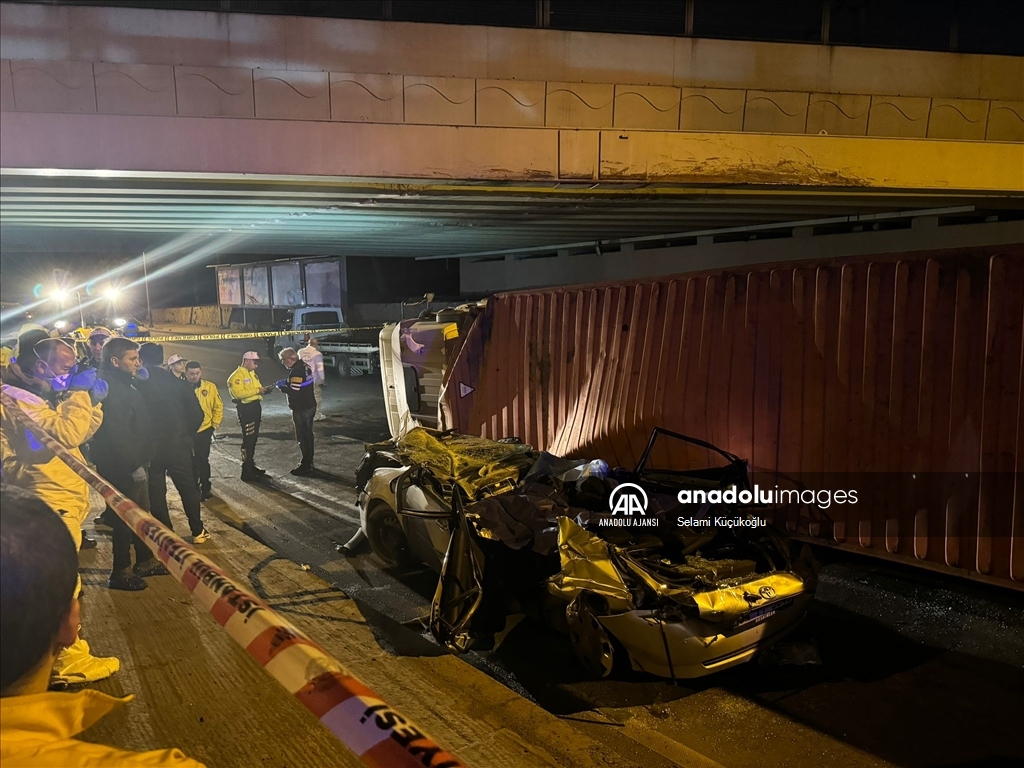 Bakırköy'de üzerine tır devrilen otomobildeki 4 kişi yaşamını yitirdi