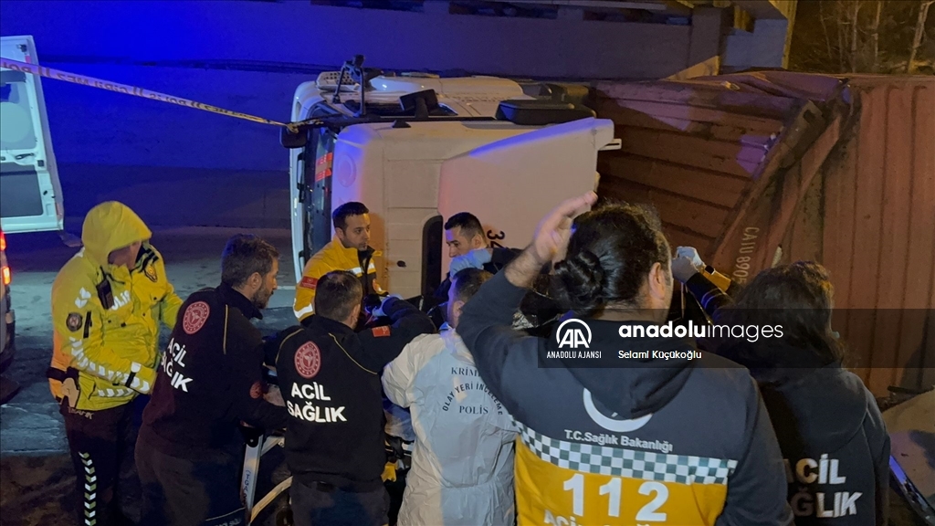 Bakırköy'de üzerine tır devrilen otomobildeki 4 kişi yaşamını yitirdi