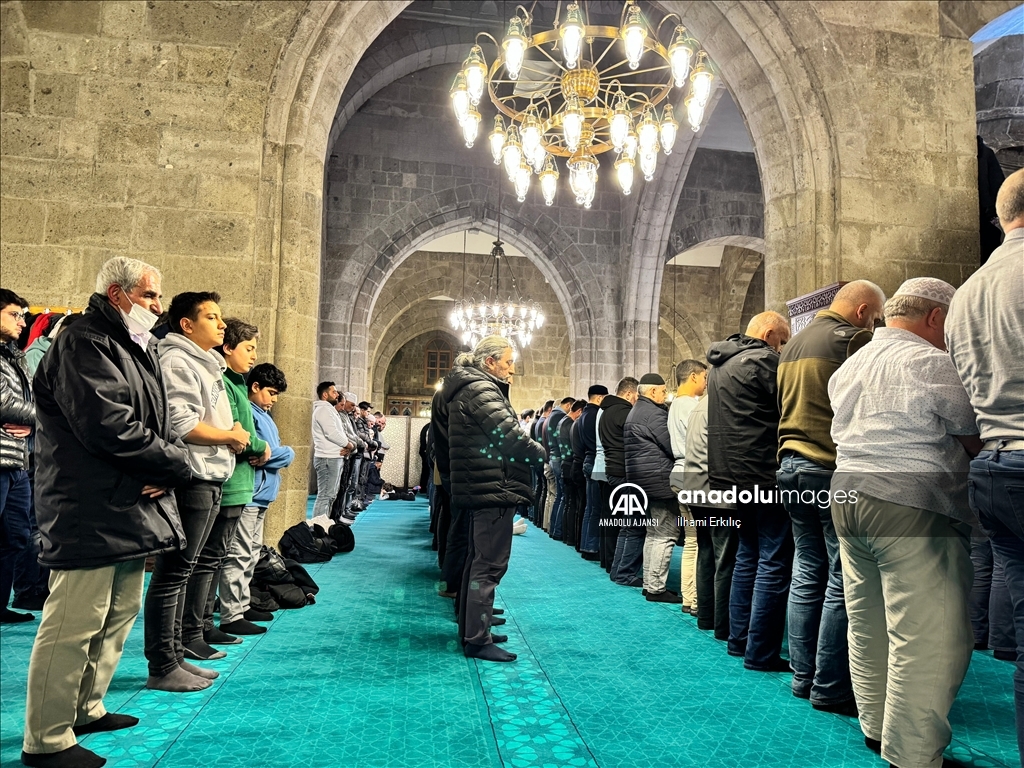 Erzurum'da vatandaşlar ilk teravihte tarihi camileri doldurdu