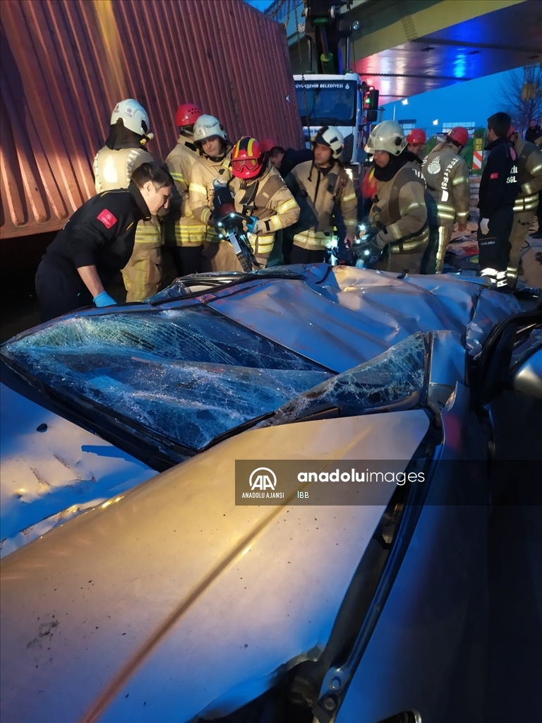 Bakırköy'de üzerine tır devrilen otomobildeki 4 kişi yaşamını yitirdi