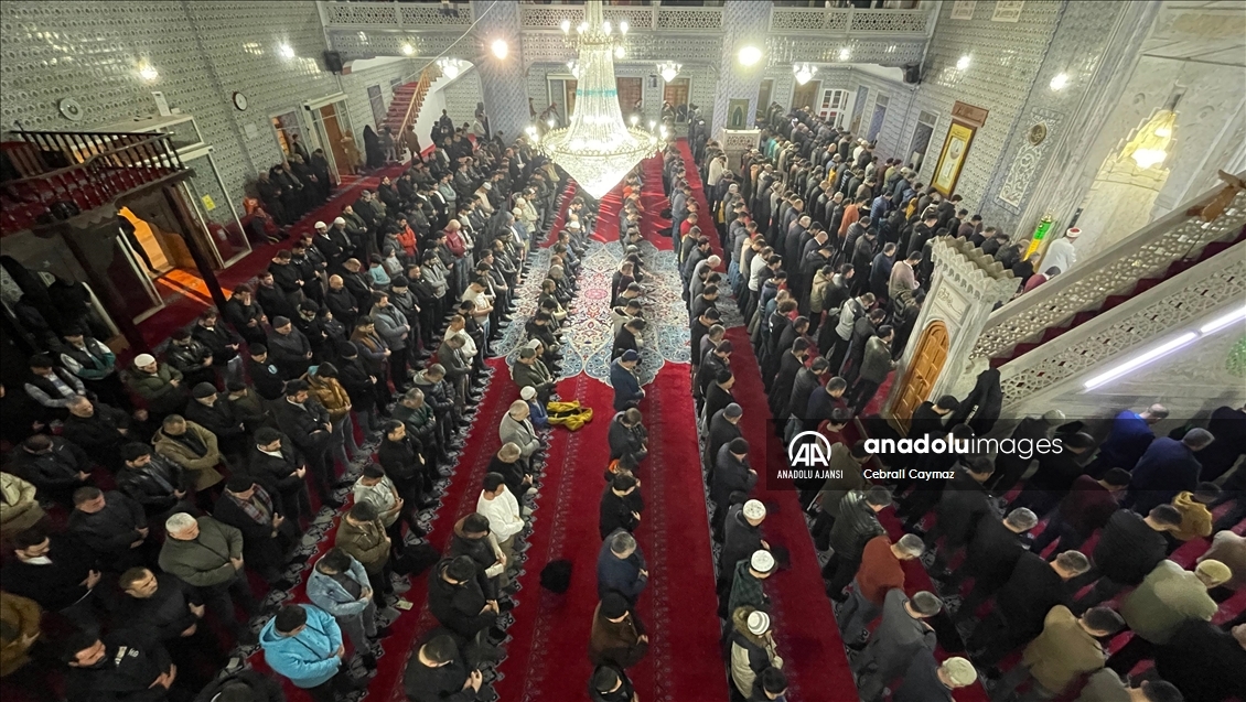 Ülke genelindeki camilerde ilk teravih namazı kılındı