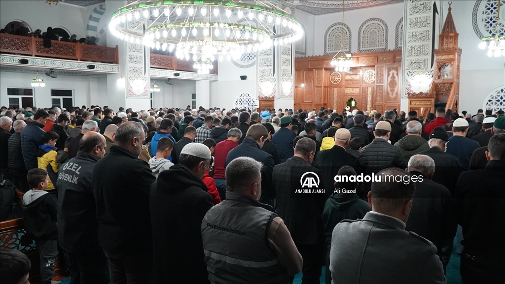 Adıyaman'da vatandaşlar ilk teravihte camileri doldurdu