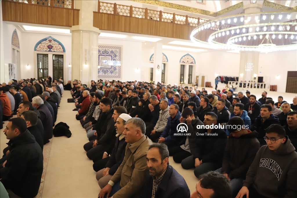 Kars'ta vatandaşlar ilk teravihte camileri doldurdu