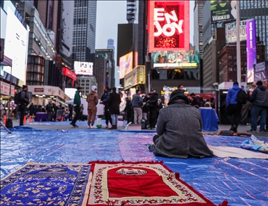 نيويورك.. عشرات المسلمين يؤدون أول صلاة تراويح بميدان التايمز