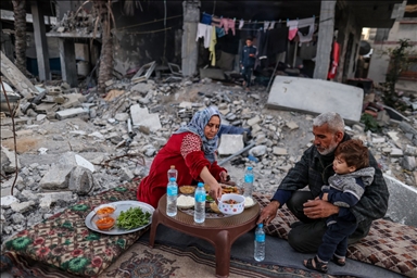 En images: Un iftar sur les ruines de la maison familiale à Deir al-Balah à Gaza