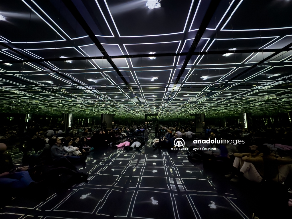 Çağdaş dijital sanat eserlerinin sergilendiği "Fabrique des Lumieres"