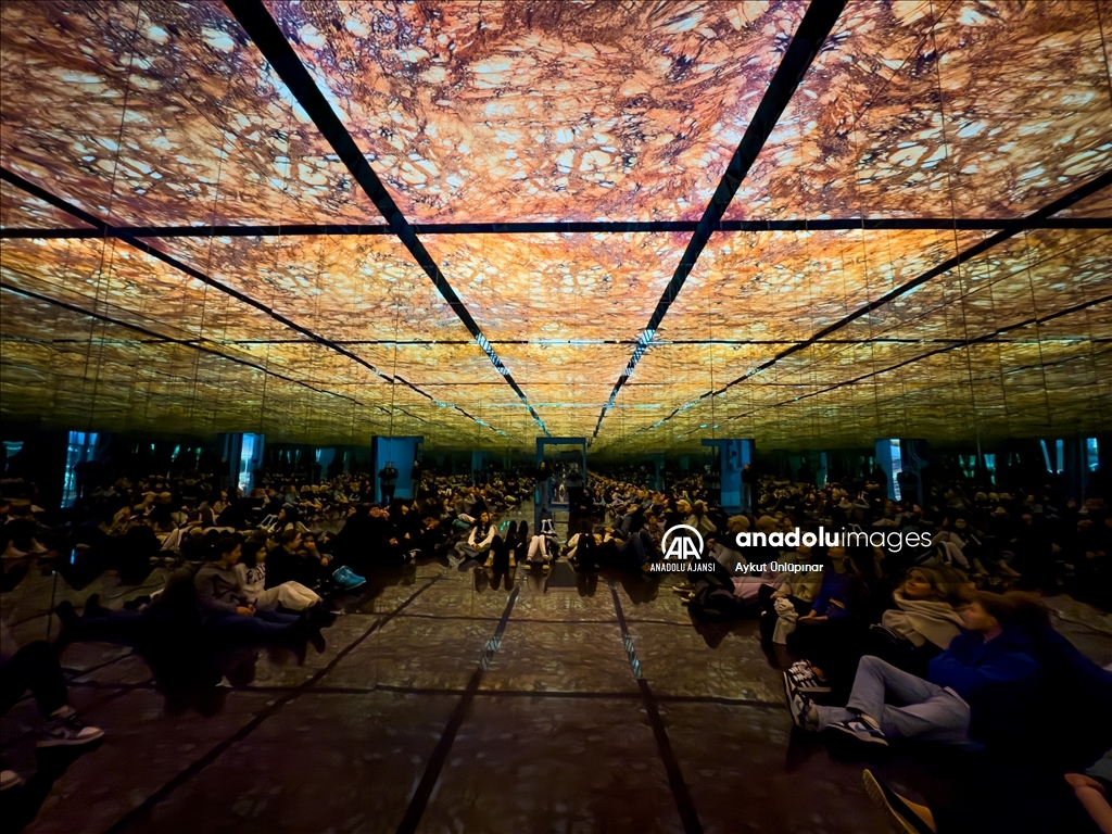 Çağdaş dijital sanat eserlerinin sergilendiği "Fabrique des Lumieres"