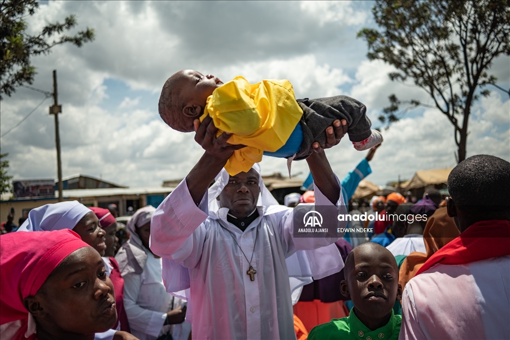 Kenya'da "bebekleri havaya atma" ritüeli