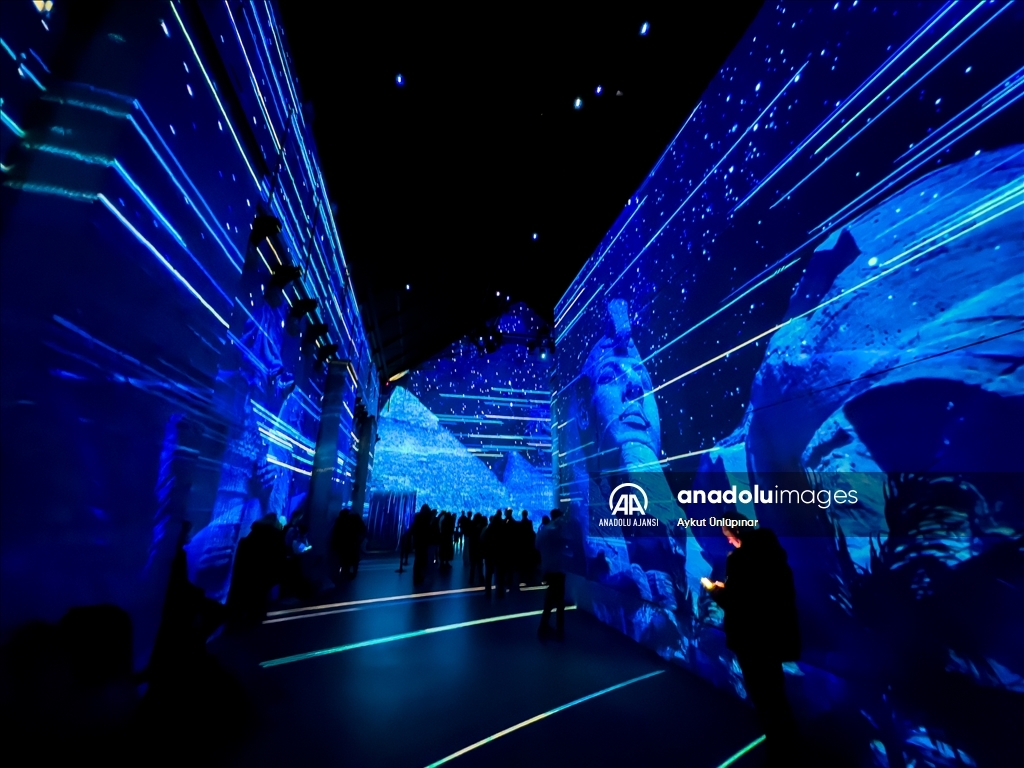 Çağdaş dijital sanat eserlerinin sergilendiği "Fabrique des Lumieres"