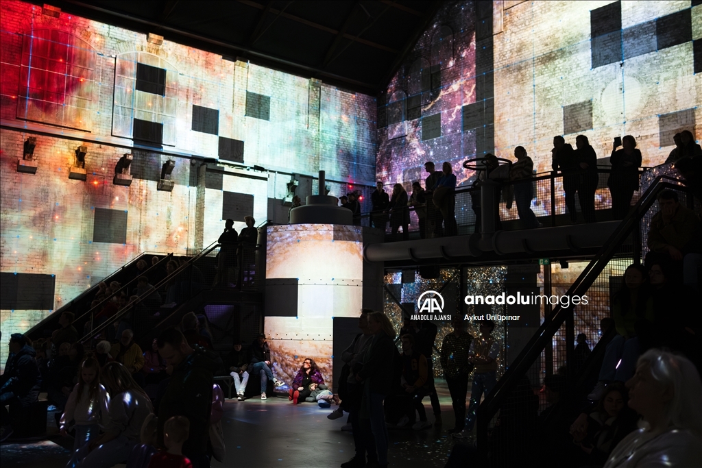 Çağdaş dijital sanat eserlerinin sergilendiği "Fabrique des Lumieres"