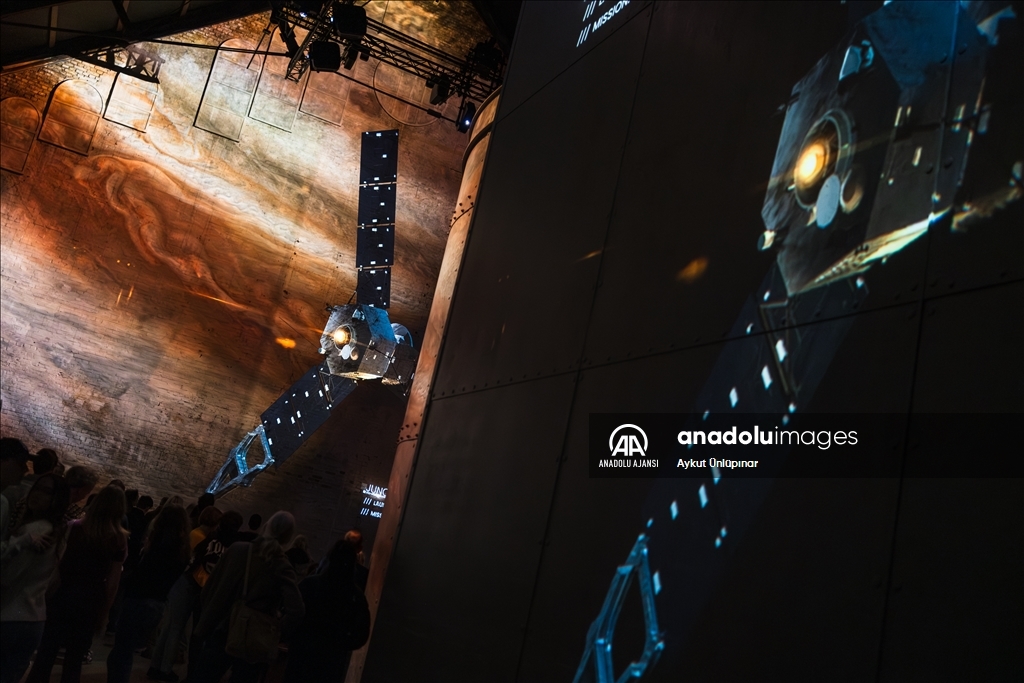 Çağdaş dijital sanat eserlerinin sergilendiği "Fabrique des Lumieres"
