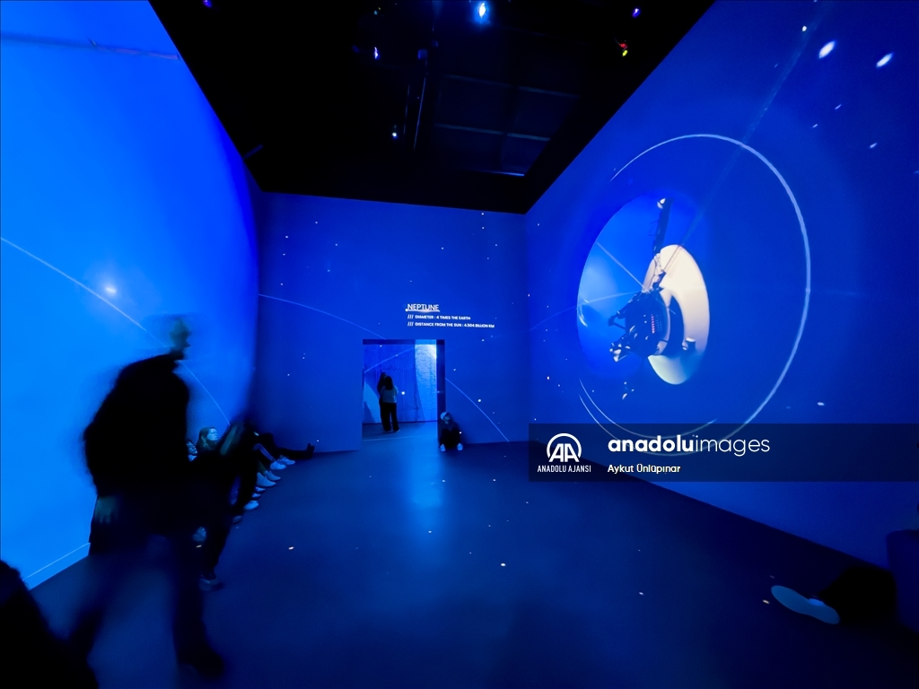 Çağdaş dijital sanat eserlerinin sergilendiği "Fabrique des Lumieres"