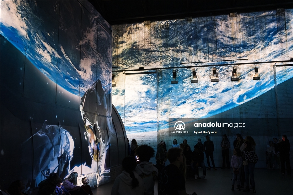 Çağdaş dijital sanat eserlerinin sergilendiği "Fabrique des Lumieres"
