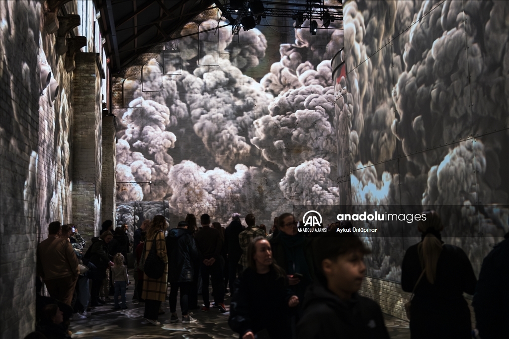 Çağdaş dijital sanat eserlerinin sergilendiği "Fabrique des Lumieres"