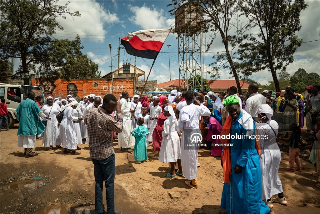 Kenya'da "bebekleri havaya atma" ritüeli