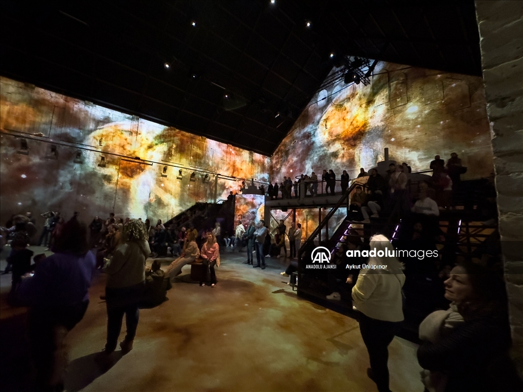 Çağdaş dijital sanat eserlerinin sergilendiği "Fabrique des Lumieres"