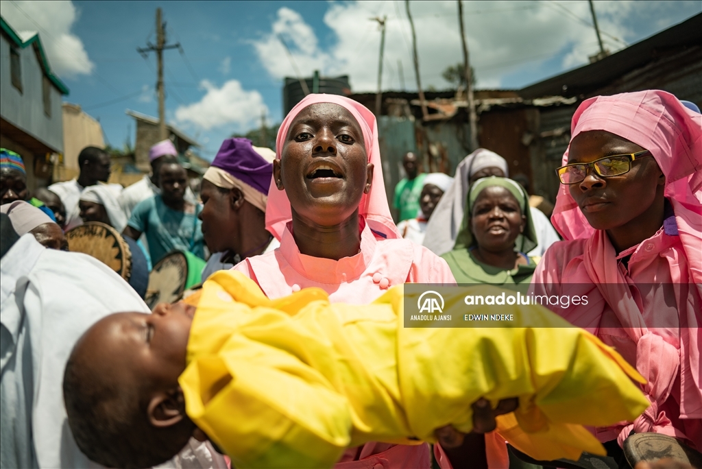 Kenya'da "bebekleri havaya atma" ritüeli