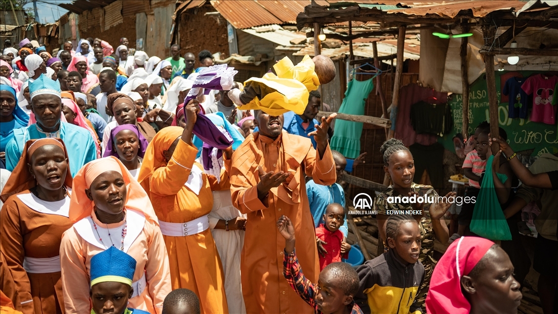 Kenya'da "bebekleri havaya atma" ritüeli