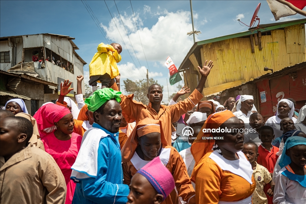 Kenya'da "bebekleri havaya atma" ritüeli