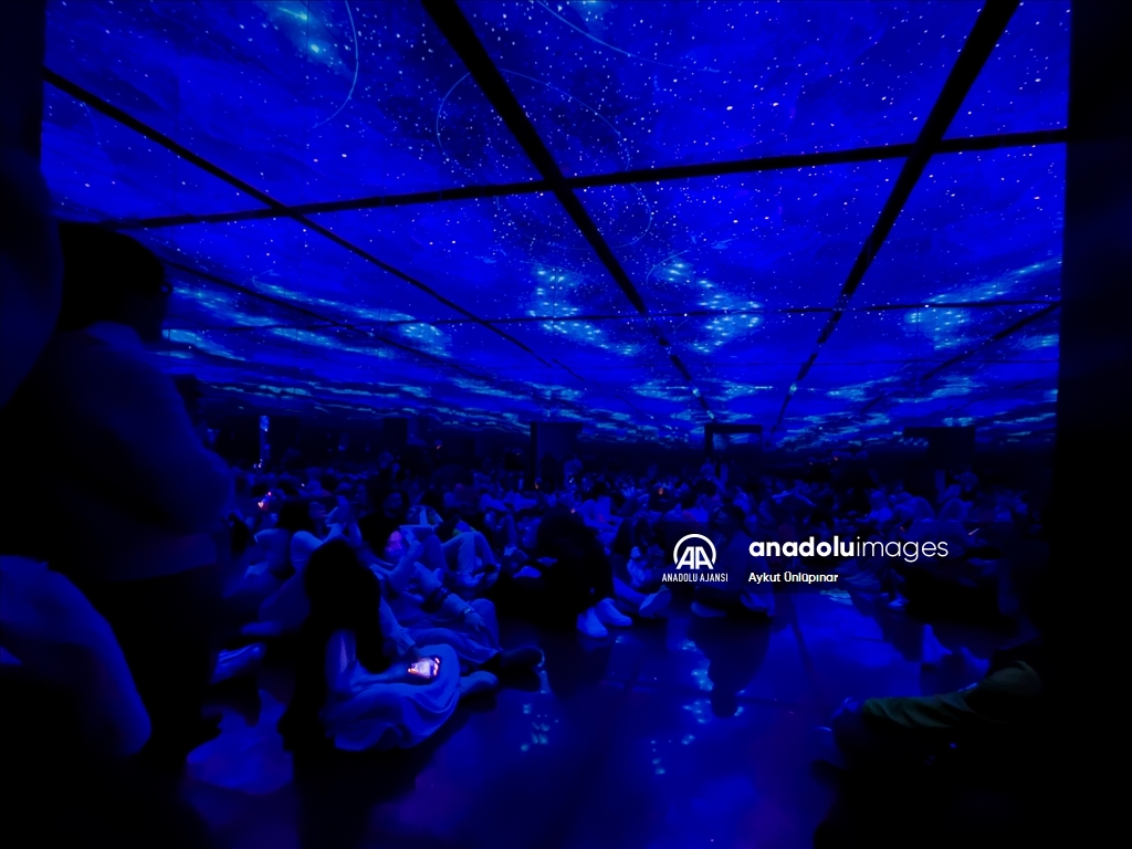 Çağdaş dijital sanat eserlerinin sergilendiği "Fabrique des Lumieres"
