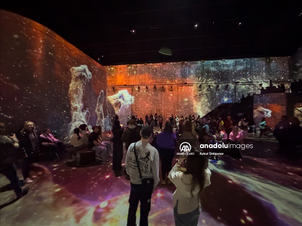 Çağdaş dijital sanat eserlerinin sergilendiği "Fabrique des Lumieres"