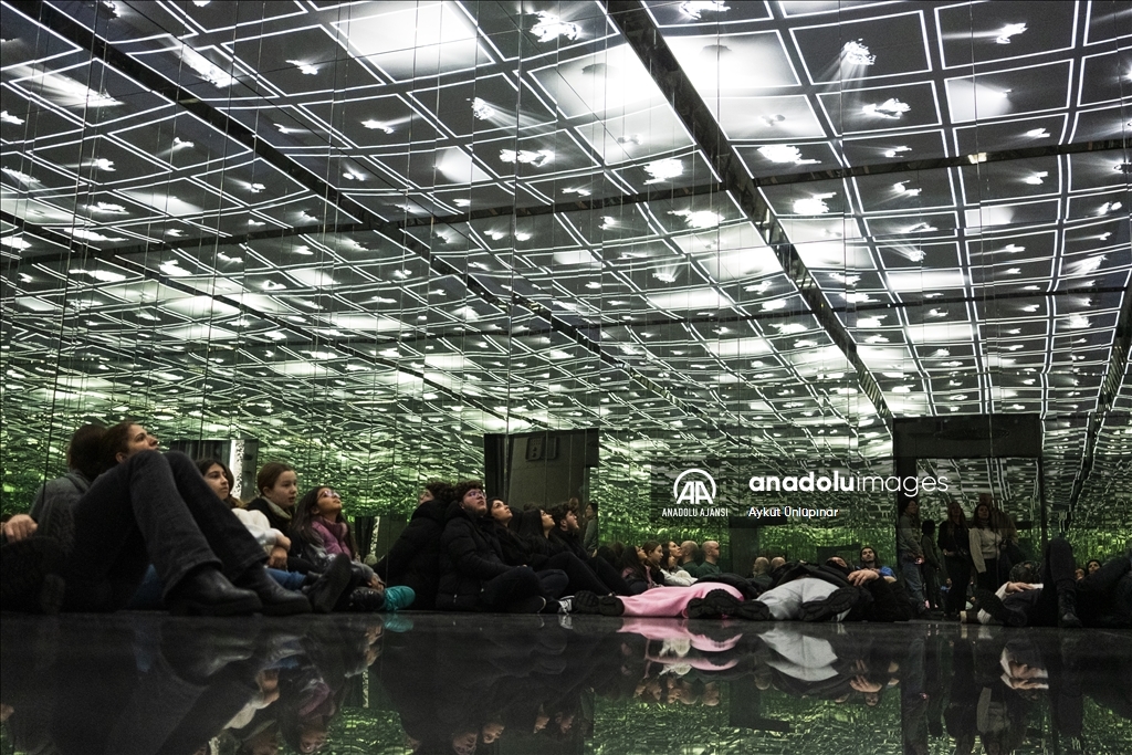 Çağdaş dijital sanat eserlerinin sergilendiği "Fabrique des Lumieres"