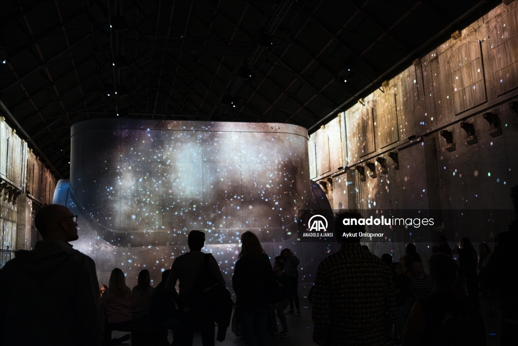 Çağdaş dijital sanat eserlerinin sergilendiği "Fabrique des Lumieres"