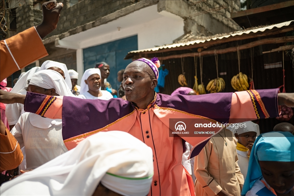 Kenya'da "bebekleri havaya atma" ritüeli