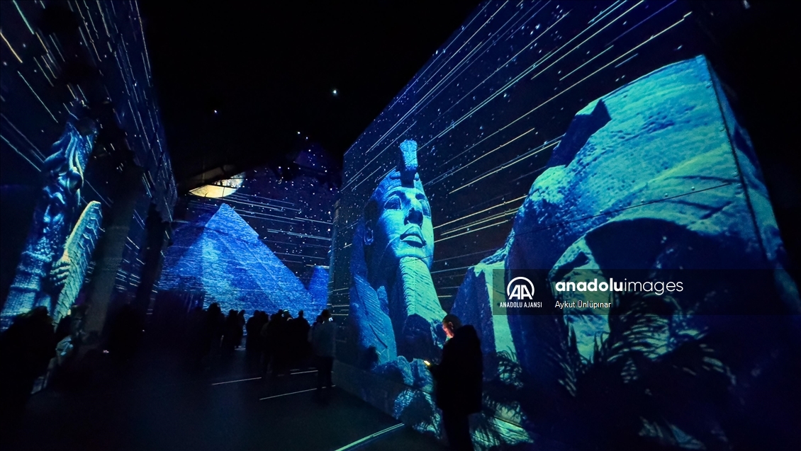 Çağdaş dijital sanat eserlerinin sergilendiği "Fabrique des Lumieres"