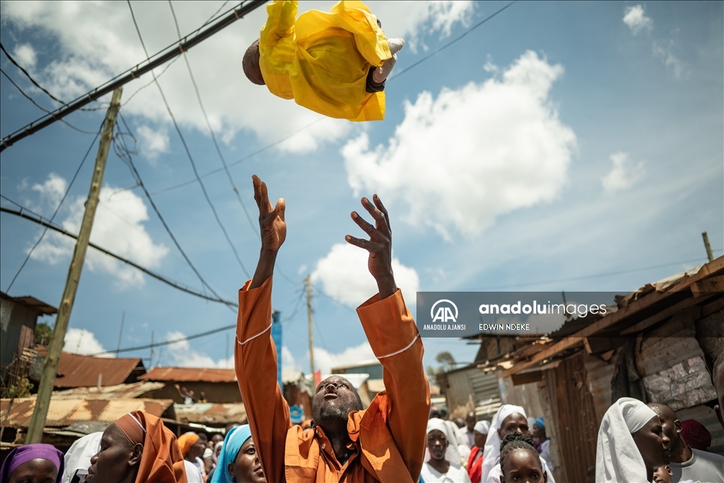 Kenya'da "bebekleri havaya atma" ritüeli