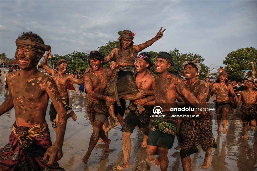 Традиционално капење во кал на Бали