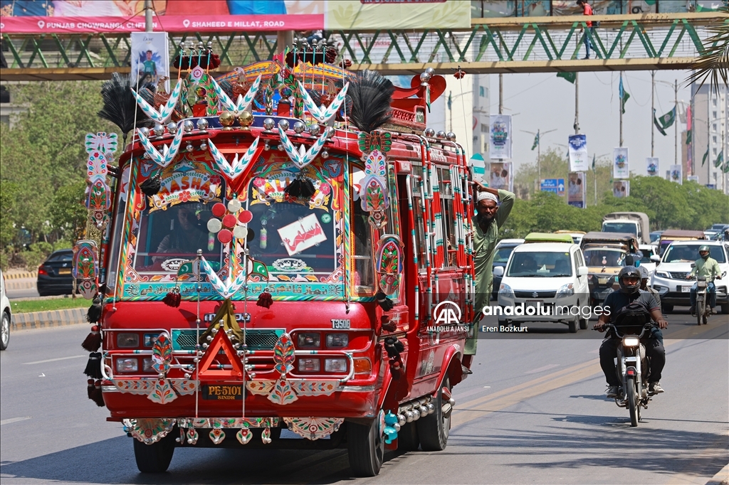Pakistan'ın yollarını süslü otobüsler renklendiriyor