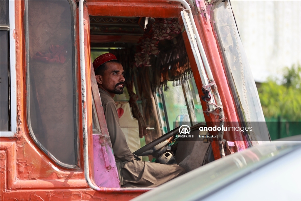 Pakistan'ın yollarını süslü otobüsler renklendiriyor