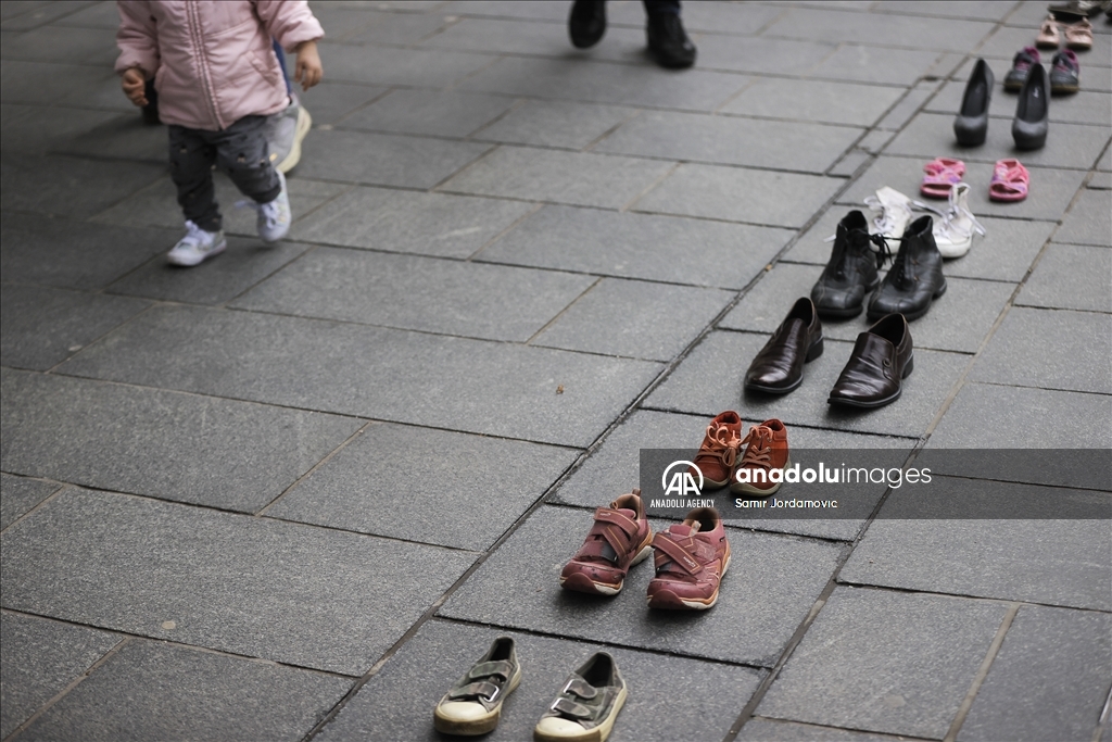Cipele u sarajevskoj Ferhadiji kao simbol ubijenih građana opkoljenog Sarajeva