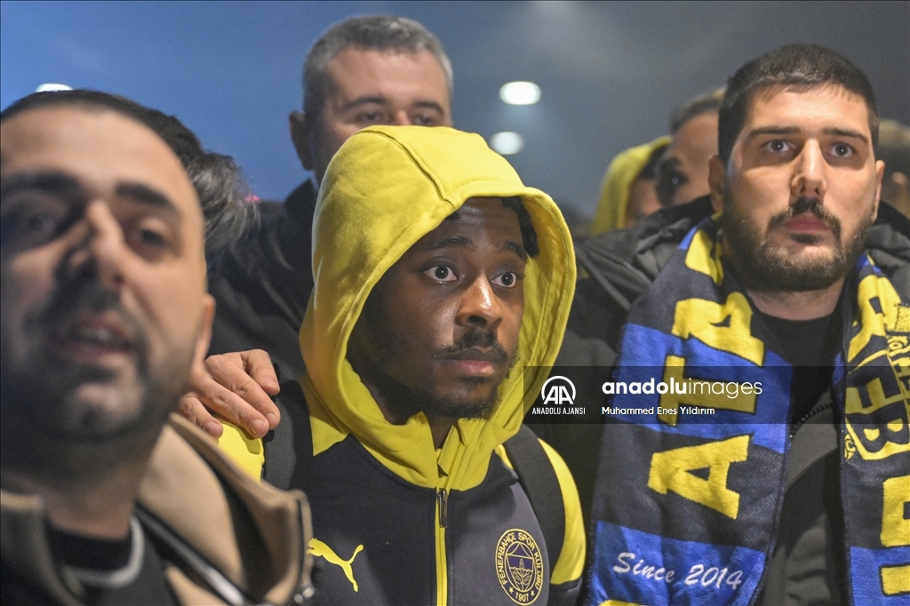 Fenerbahçeli taraftarlar takımlarını karşıladı