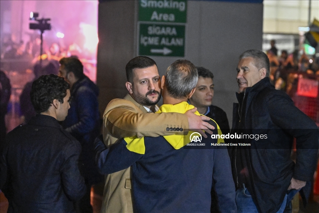 Fenerbahçeli taraftarlar takımlarını karşıladı