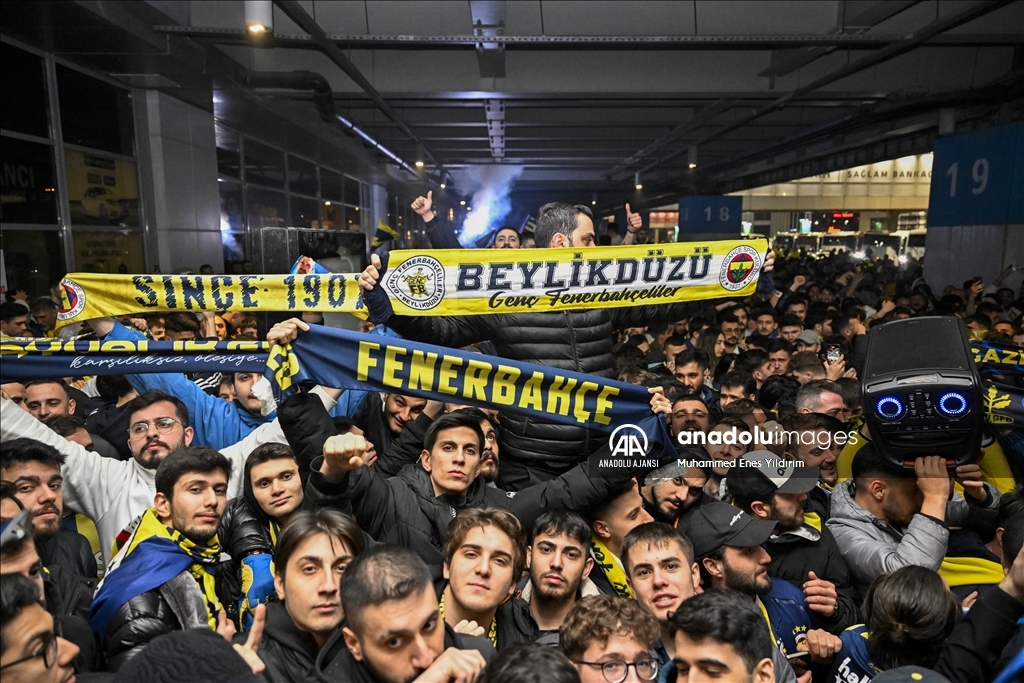 Fenerbahçeli taraftarlar takımlarını karşıladı