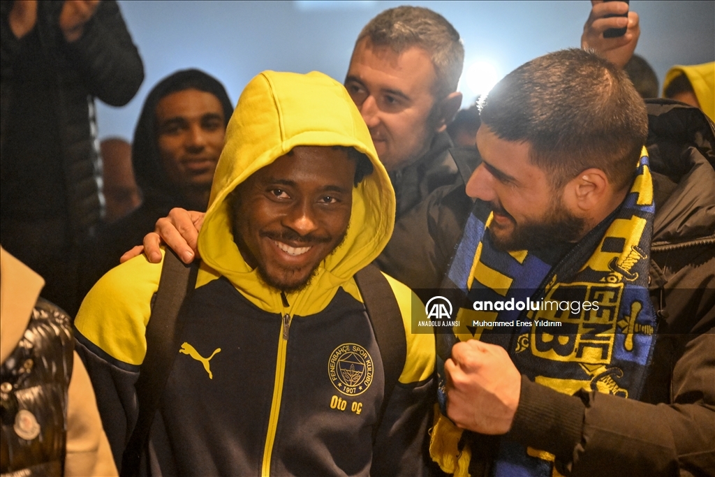 Fenerbahçeli taraftarlar takımlarını karşıladı