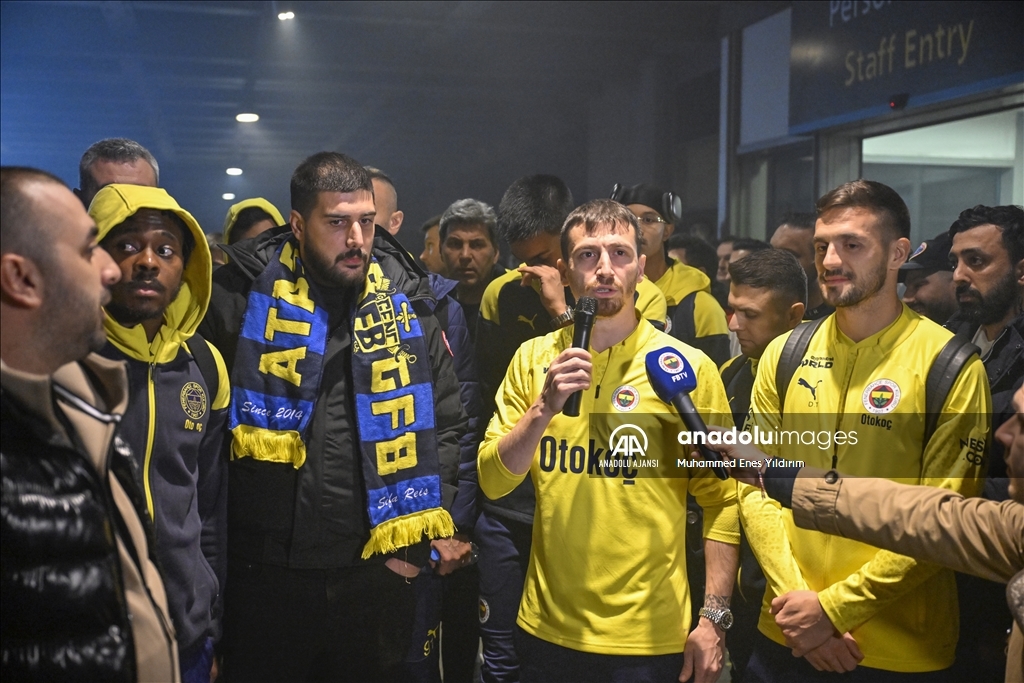Fenerbahçeli taraftarlar takımlarını karşıladı