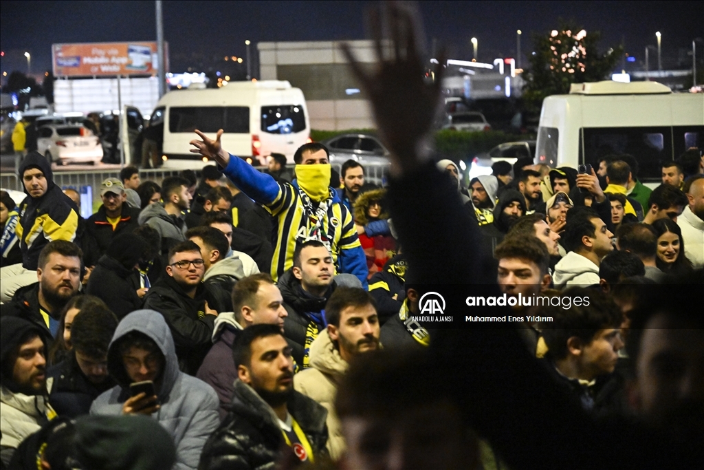 Fenerbahçeli taraftarlar takımlarını karşıladı