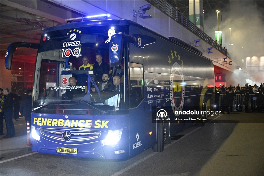 Fenerbahçeli taraftarlar takımlarını karşıladı