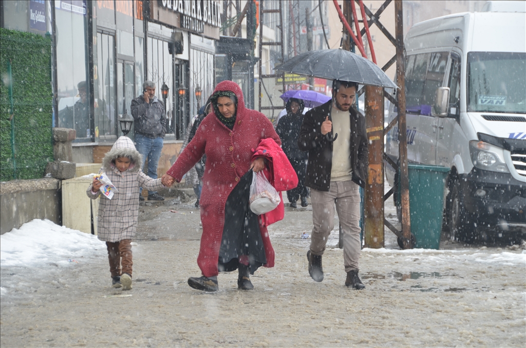 Yüksekova'da karla karışık yağmur etkili oldu