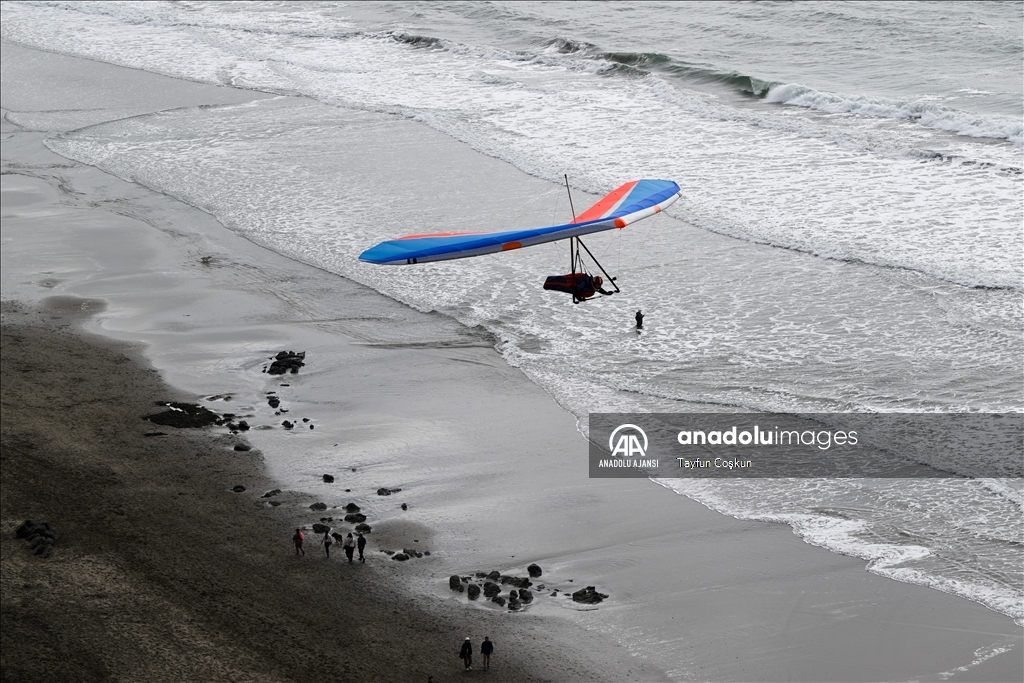 Yamaç paraşütü ve yelken kanat tutkunları San Francisco'da gökyüzüyle buluşuyor