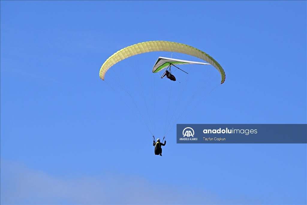 Yamaç paraşütü ve yelken kanat tutkunları San Francisco'da gökyüzüyle buluşuyor
