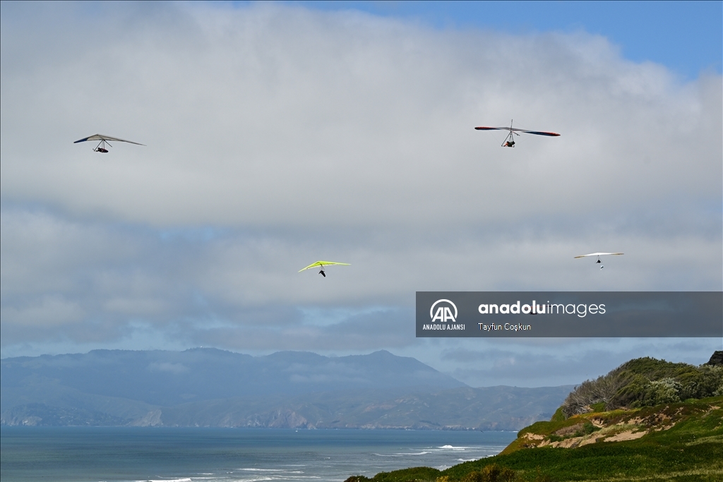 Yamaç paraşütü ve yelken kanat tutkunları San Francisco'da gökyüzüyle buluşuyor