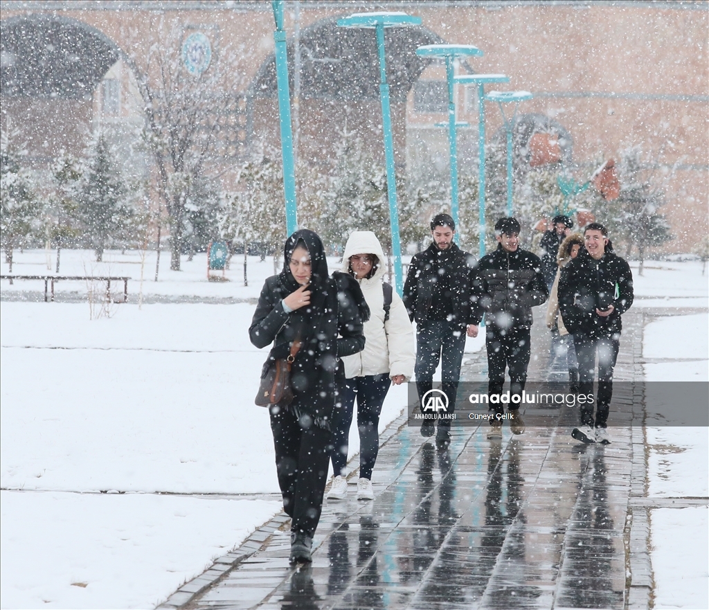Kars'ta kar yağışı etkili oldu
