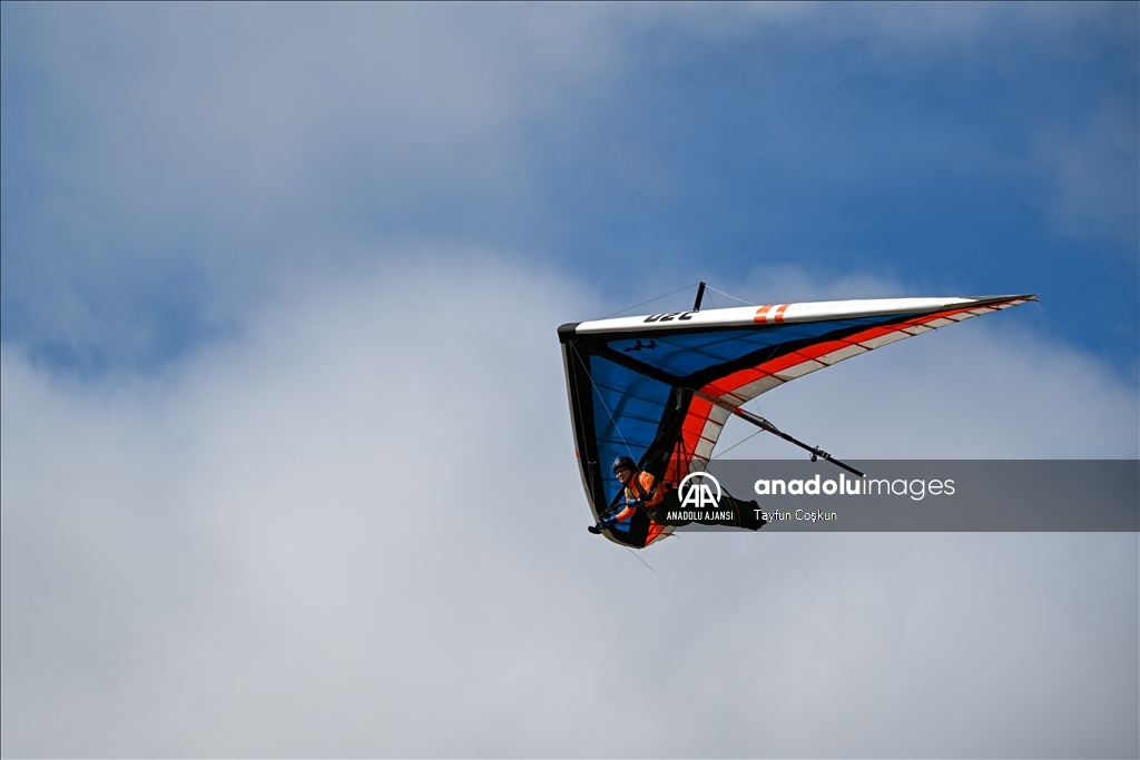 Yamaç paraşütü ve yelken kanat tutkunları San Francisco'da gökyüzüyle buluşuyor