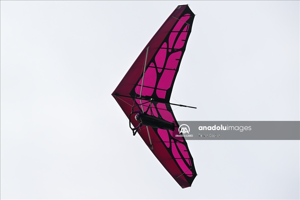 Yamaç paraşütü ve yelken kanat tutkunları San Francisco'da gökyüzüyle buluşuyor